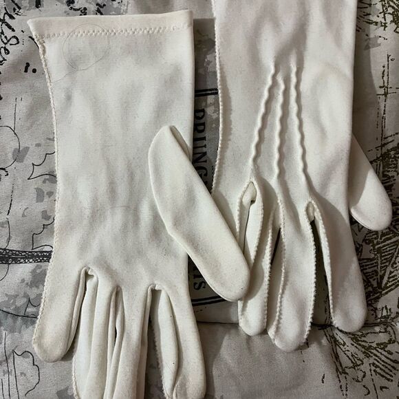 Vintage Gingerbread Elegant White Gloves - Picture 4 of 4